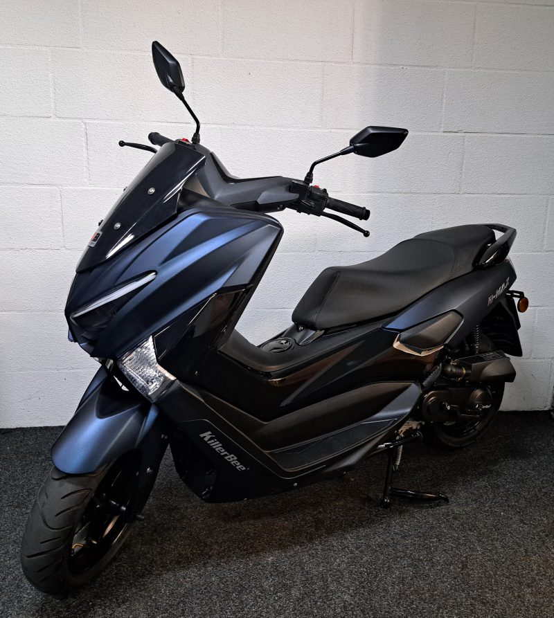 Zwarte Killerbee B-Max bromscooter
