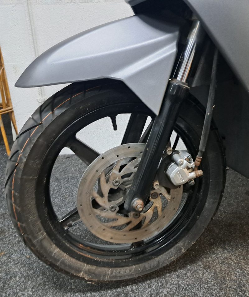Mat grijze Kymco People S bromscooter - Afbeelding 2