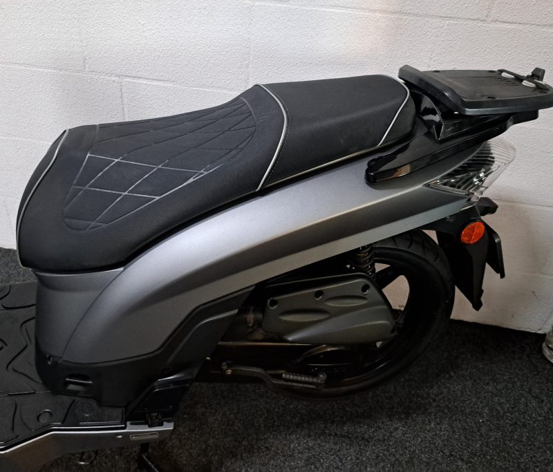 Mat grijze Kymco People S bromscooter - Afbeelding 3