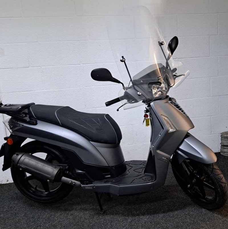 Mat grijze Kymco People S bromscooter - Afbeelding 4