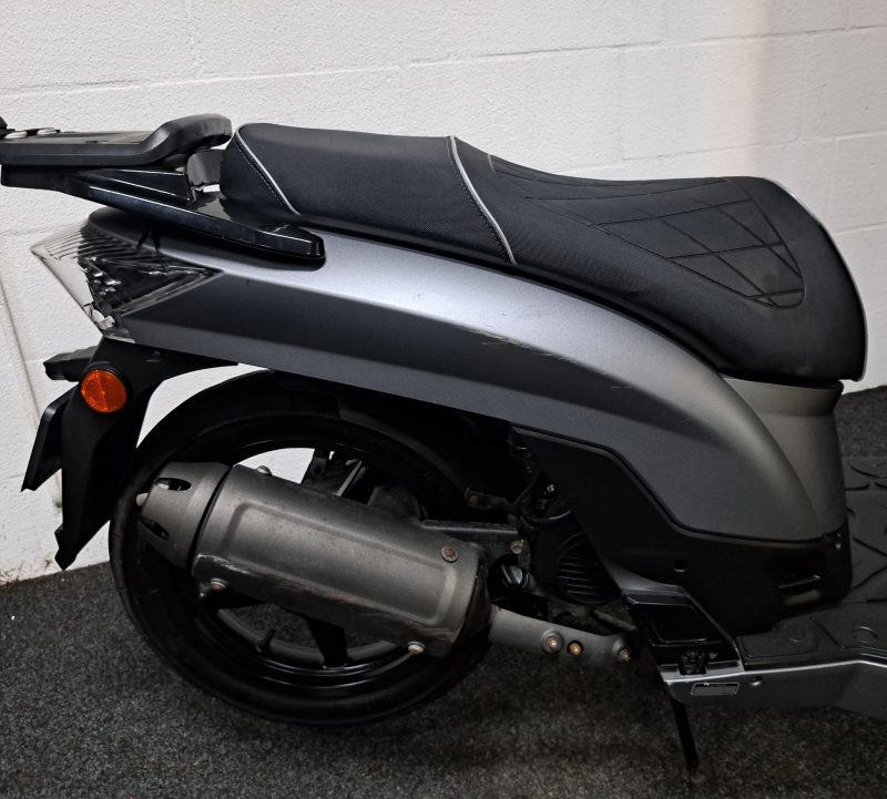 Mat grijze Kymco People S bromscooter - Afbeelding 5