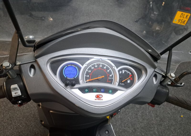 Mat grijze Kymco People S bromscooter - Afbeelding 6
