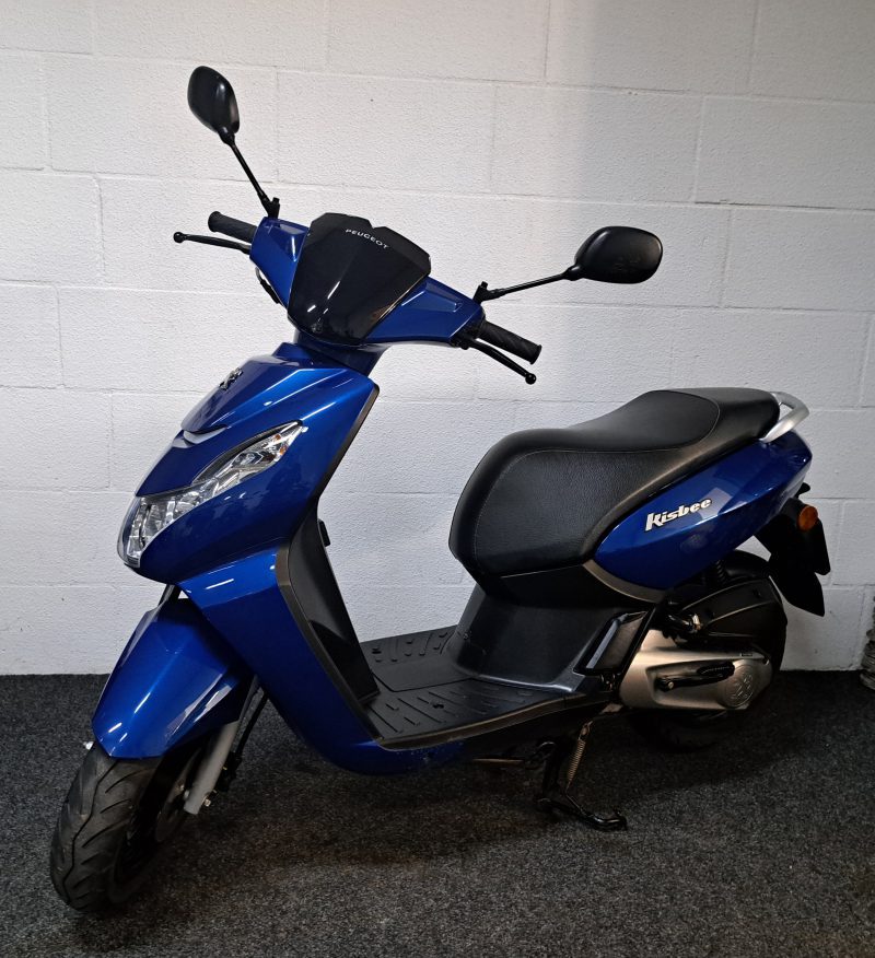 Blauwe Peugeot Kisbee bromscooter