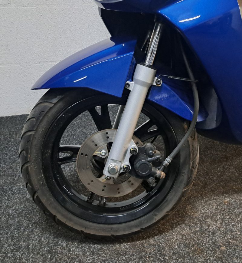 Blauwe Peugeot Kisbee bromscooter - Afbeelding 2