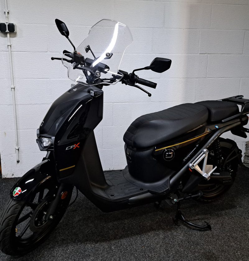 Zwarte Super Soco CPX elektrische scooter