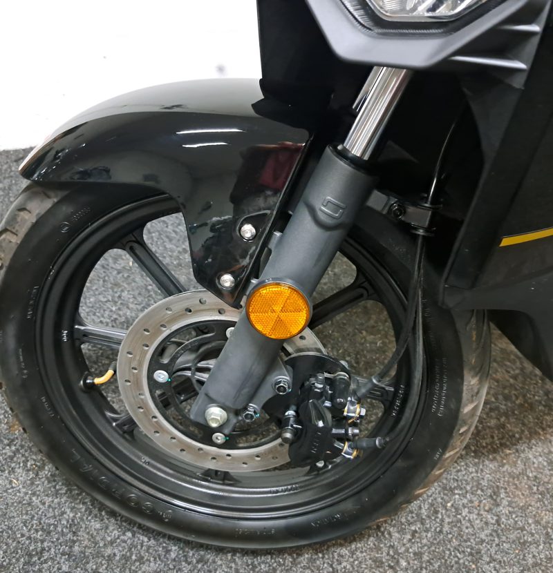Zwarte Super Soco CPX elektrische scooter - Afbeelding 2
