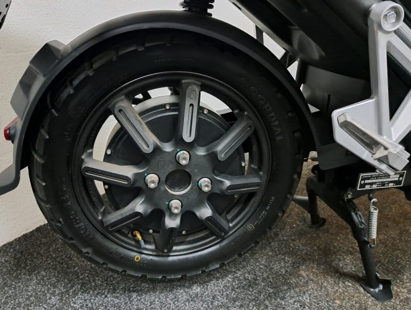 Zwarte Super Soco CPX elektrische scooter - Afbeelding 5