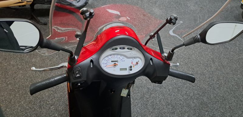 Rode Sym Fiddle II bromscooter - Afbeelding 5