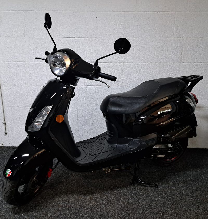 Zwarte Sym Fiddle II bromscooter
