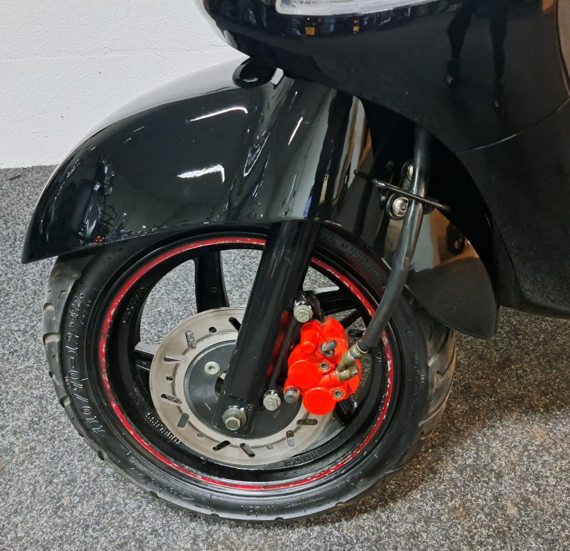 Zwarte Sym Fiddle II bromscooter - Afbeelding 2