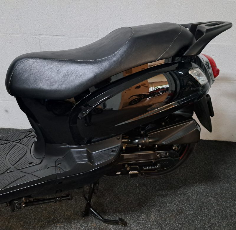 Zwarte Sym Fiddle II bromscooter - Afbeelding 3