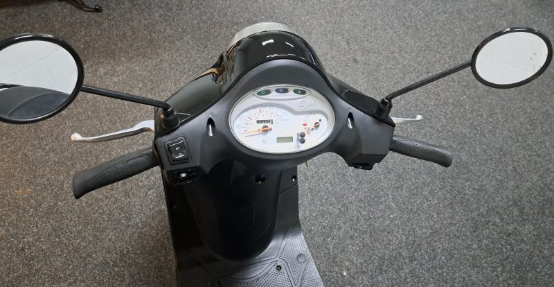 Zwarte Sym Fiddle II bromscooter - Afbeelding 5
