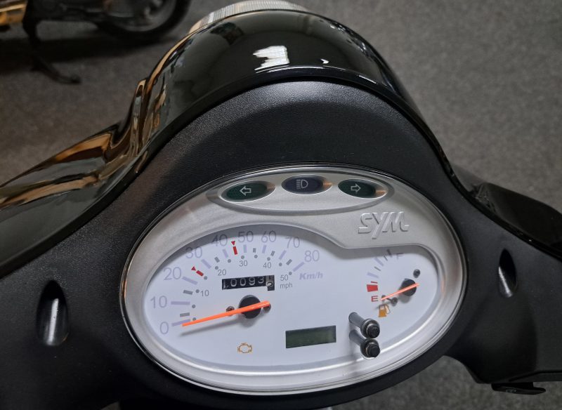Zwarte Sym Fiddle II bromscooter - Afbeelding 6