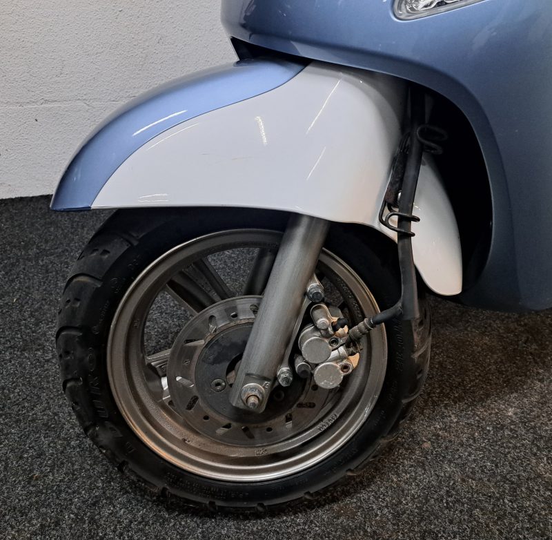 Blauw/witte Sym Fiddle III bromscooter - Afbeelding 2