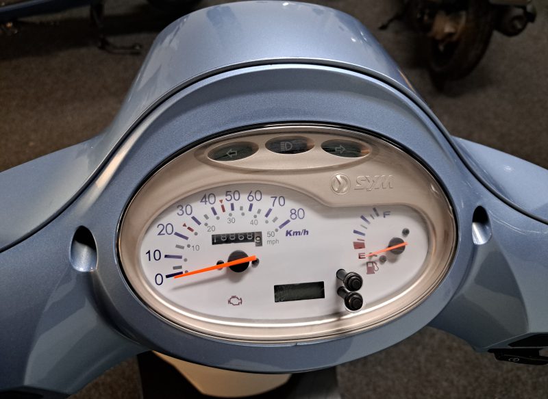 Blauw/witte Sym Fiddle III bromscooter - Afbeelding 4