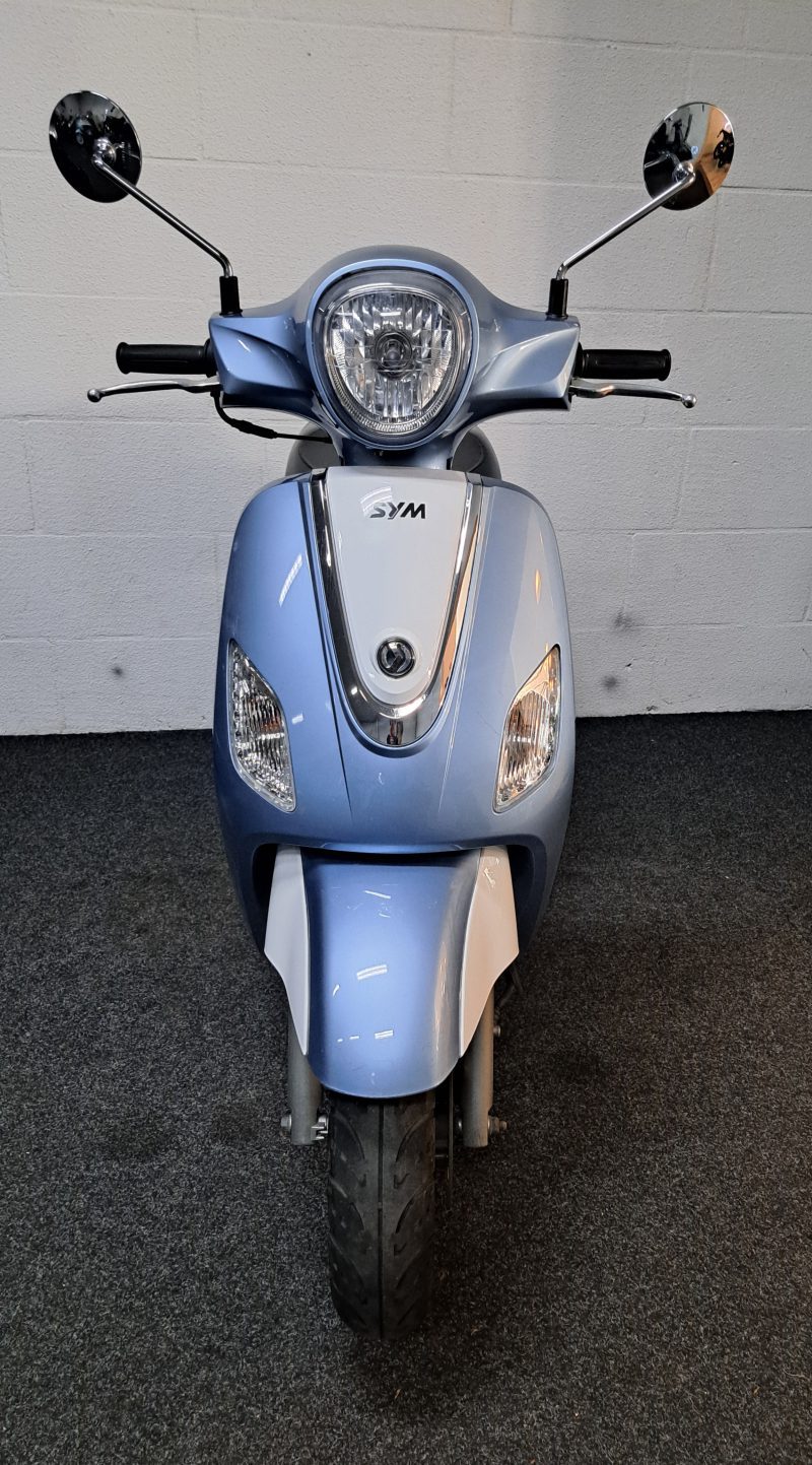 Blauw/witte Sym Fiddle III bromscooter - Afbeelding 6