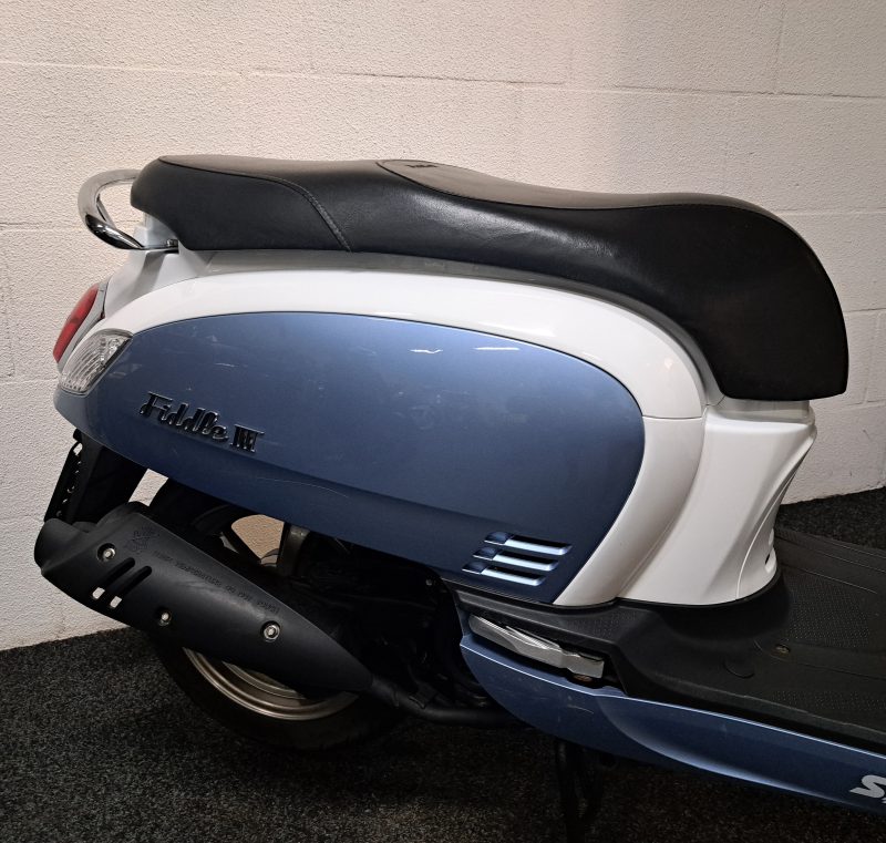 Blauw/witte Sym Fiddle III bromscooter - Afbeelding 8