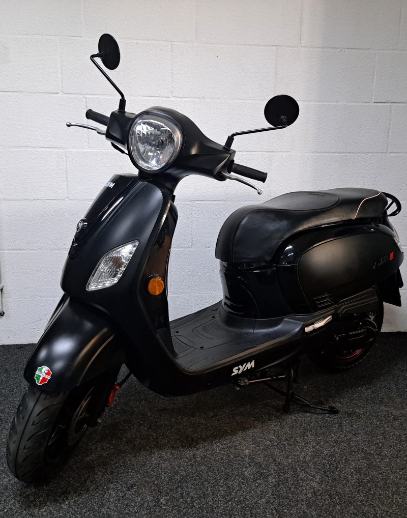 Zwarte Sym Fiddle III bromscooter