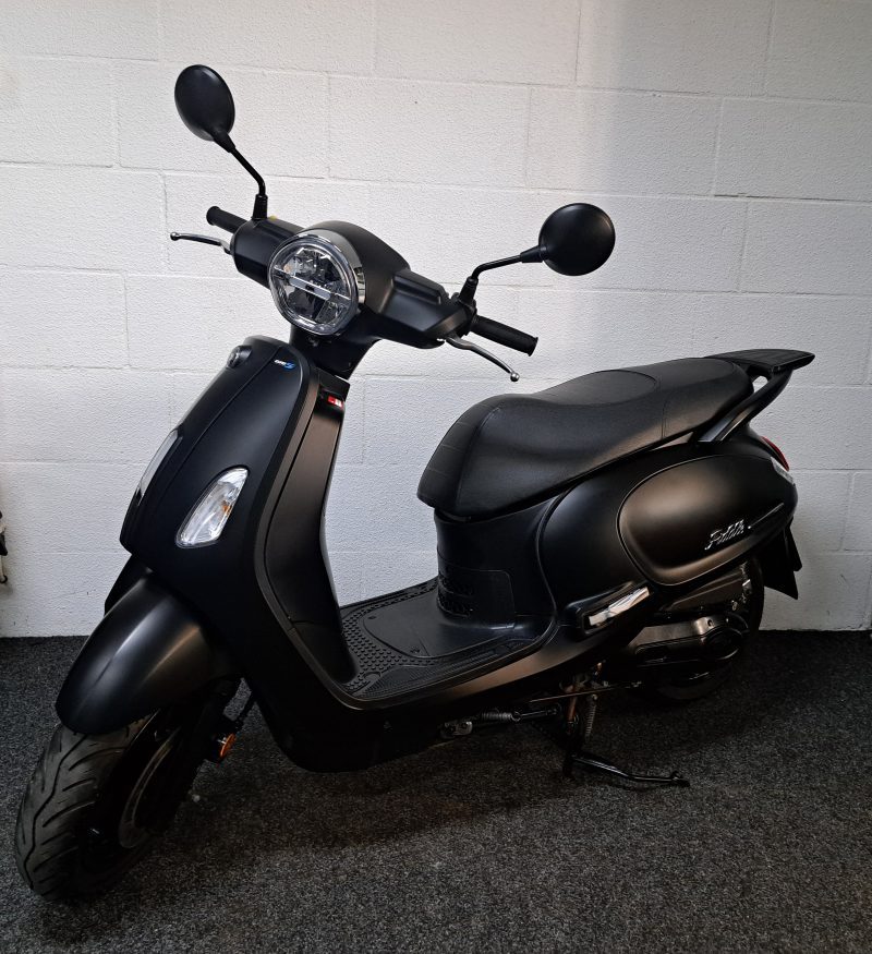 Mat zwarte Sym Fiddle IV bromscooter