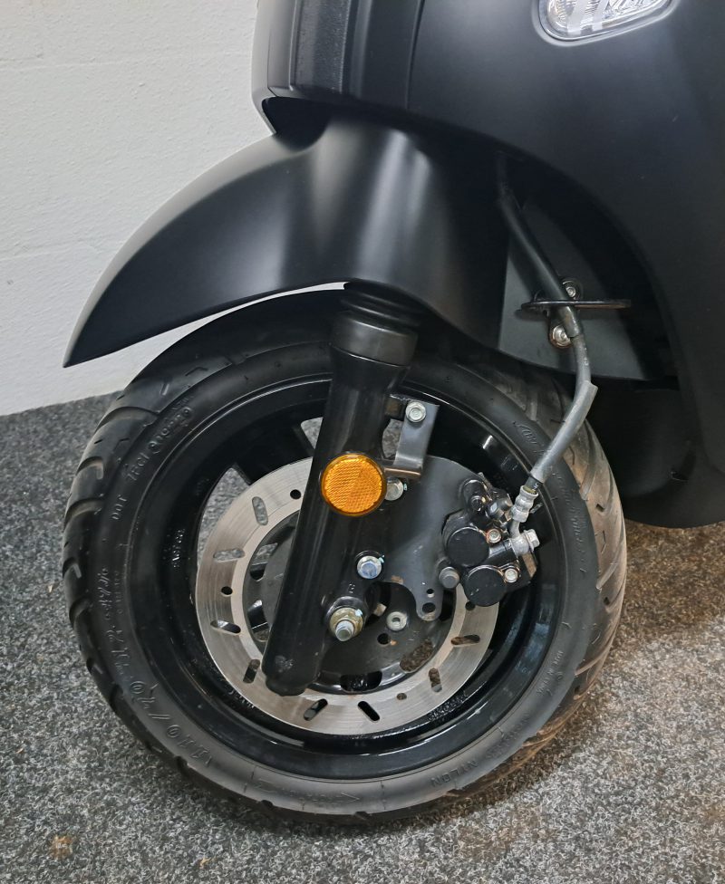 Mat zwarte Sym Fiddle IV bromscooter - Afbeelding 2