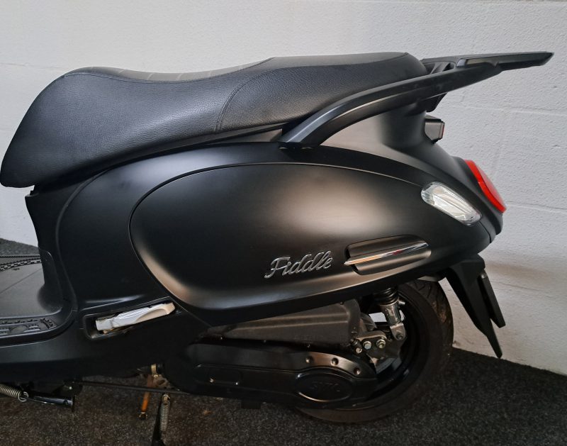 Mat zwarte Sym Fiddle IV bromscooter - Afbeelding 3
