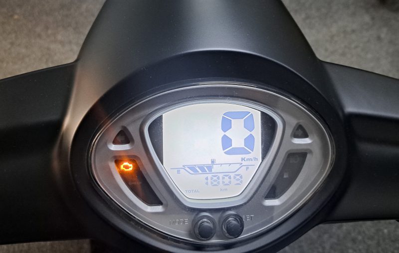 Mat zwarte Sym Fiddle IV bromscooter - Afbeelding 4