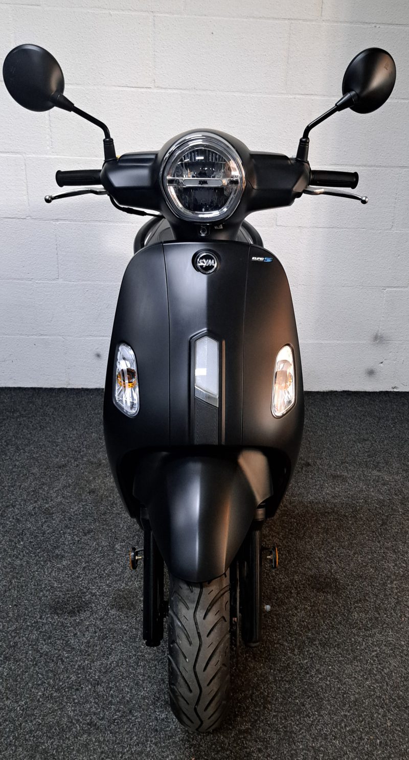 Mat zwarte Sym Fiddle IV bromscooter - Afbeelding 6