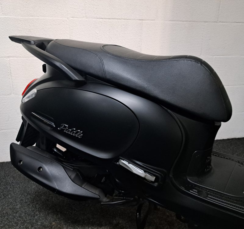 Mat zwarte Sym Fiddle IV bromscooter - Afbeelding 8