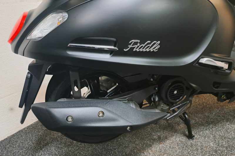 Mat zwarte Sym Fiddle IV bromscooter - Afbeelding 9