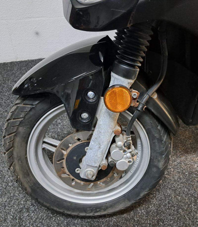Zwarte Sym Orbit 50 snorscooter - Afbeelding 2