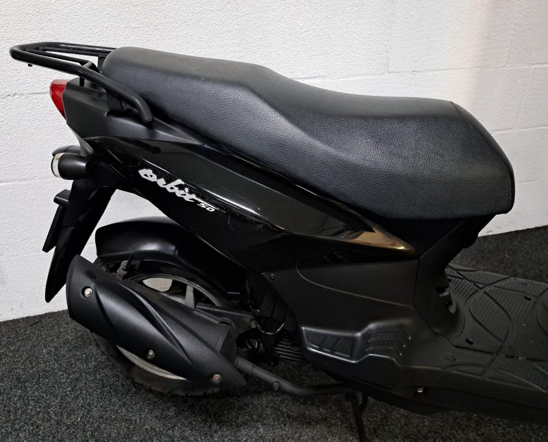 Zwarte Sym Orbit 50 snorscooter - Afbeelding 3