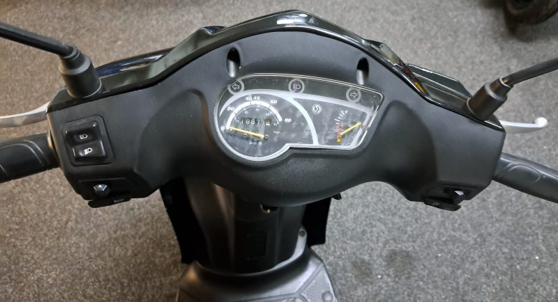 Zwarte Sym Orbit 50 snorscooter - Afbeelding 5