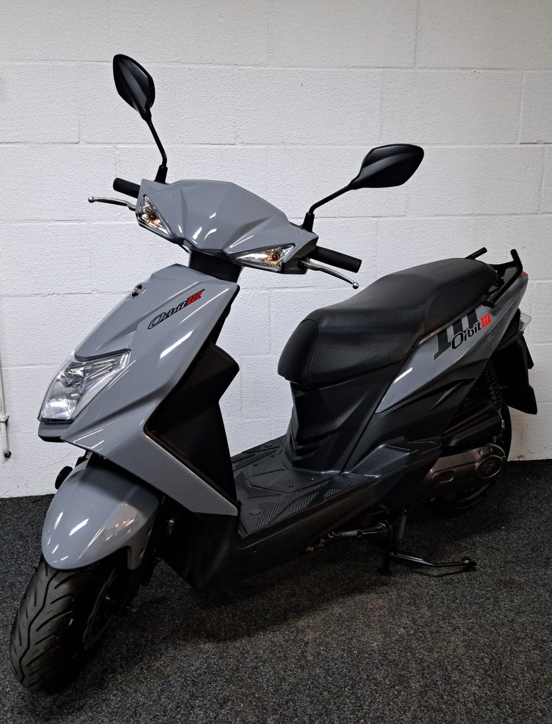 Sym Orbit III bromscooter in de kleur Nardo Grey