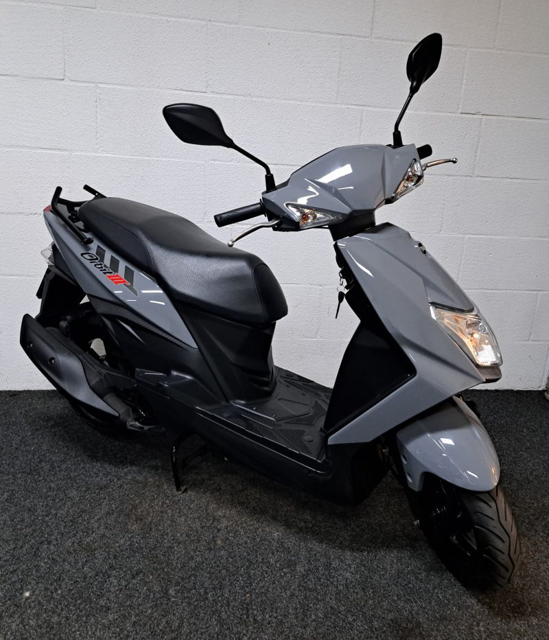 Sym Orbit III bromscooter in de kleur Nardo Grey - Afbeelding 10