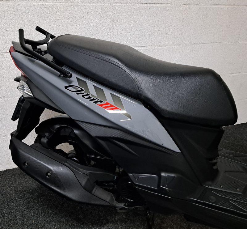 Sym Orbit III bromscooter in de kleur Nardo Grey - Afbeelding 11