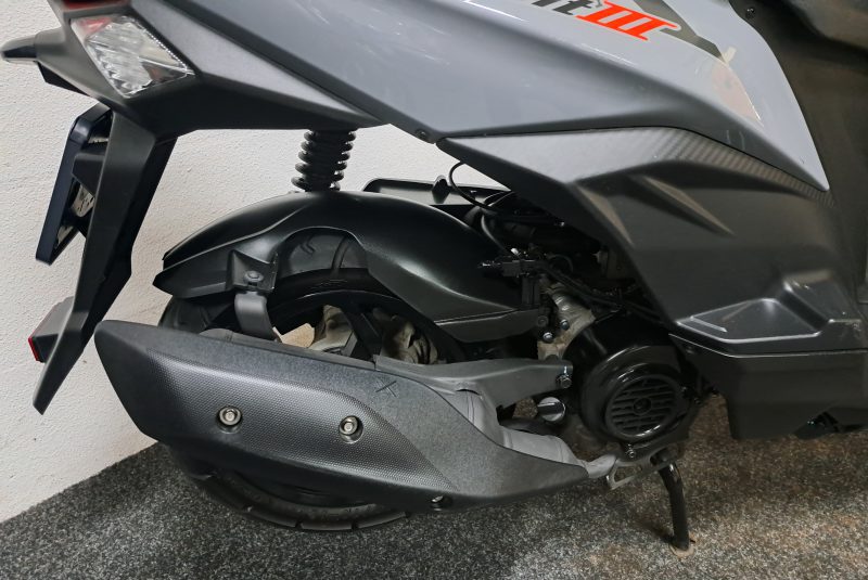 Sym Orbit III bromscooter in de kleur Nardo Grey - Afbeelding 12