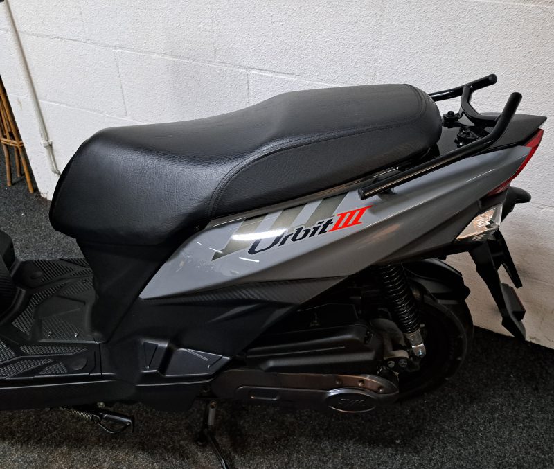 Sym Orbit III bromscooter in de kleur Nardo Grey - Afbeelding 2