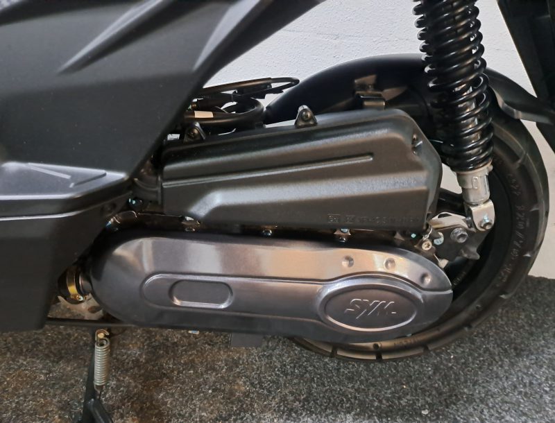 Sym Orbit III bromscooter in de kleur Nardo Grey - Afbeelding 4