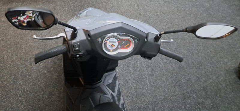 Sym Orbit III bromscooter in de kleur Nardo Grey - Afbeelding 6
