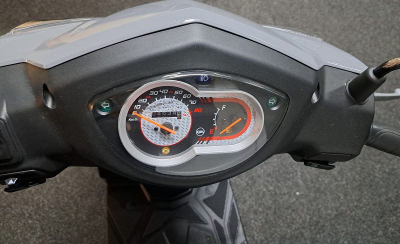 Sym Orbit III bromscooter in de kleur Nardo Grey - Afbeelding 7