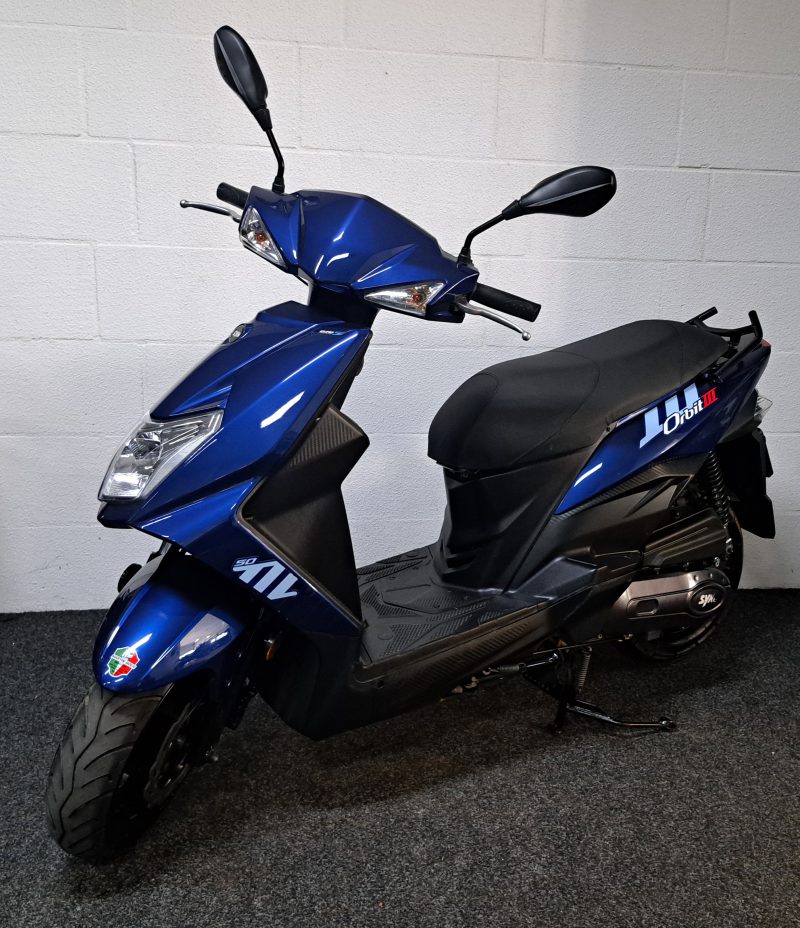 Blauwe Sym Orbit III bromscooter