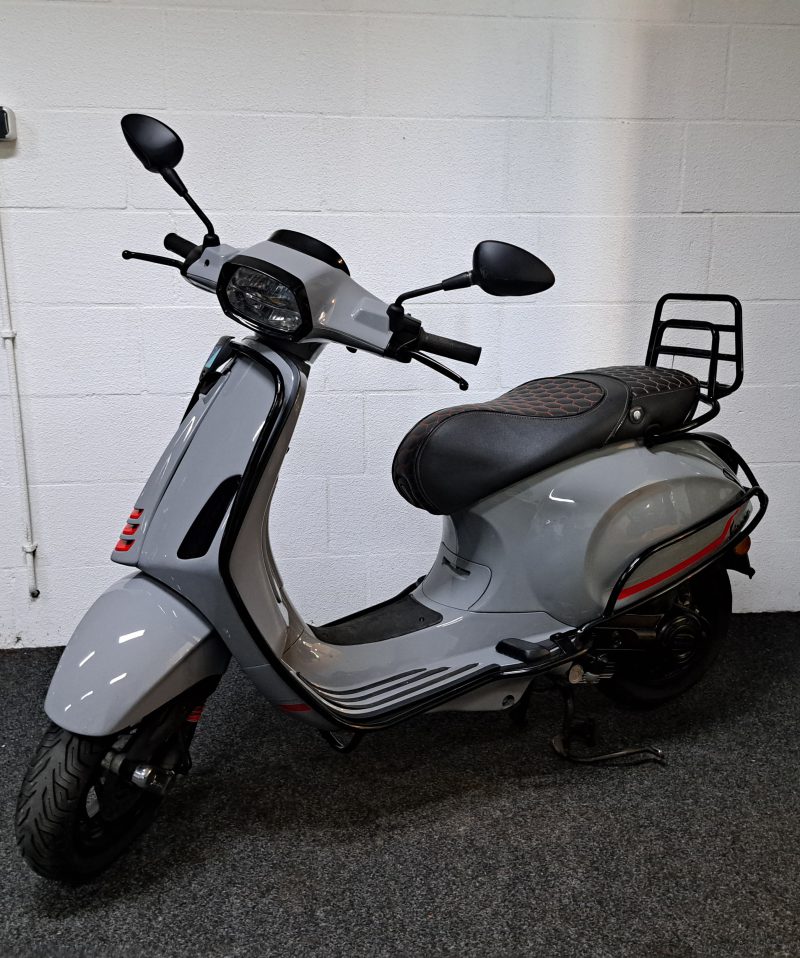 Vespa Sprint bromscooter, nardo grijs