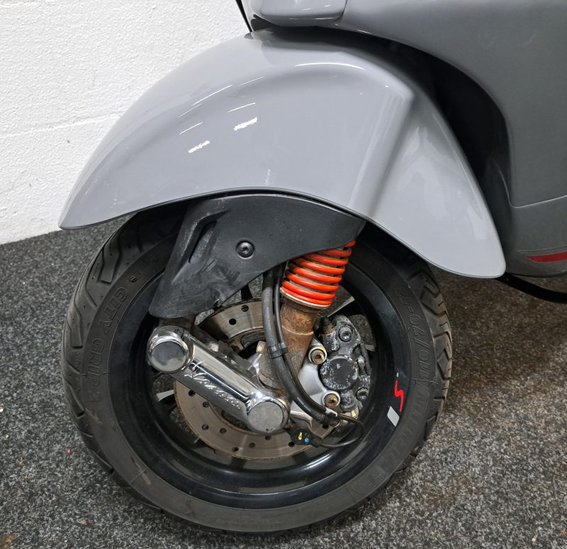 Vespa Sprint bromscooter, nardo grijs - Afbeelding 2