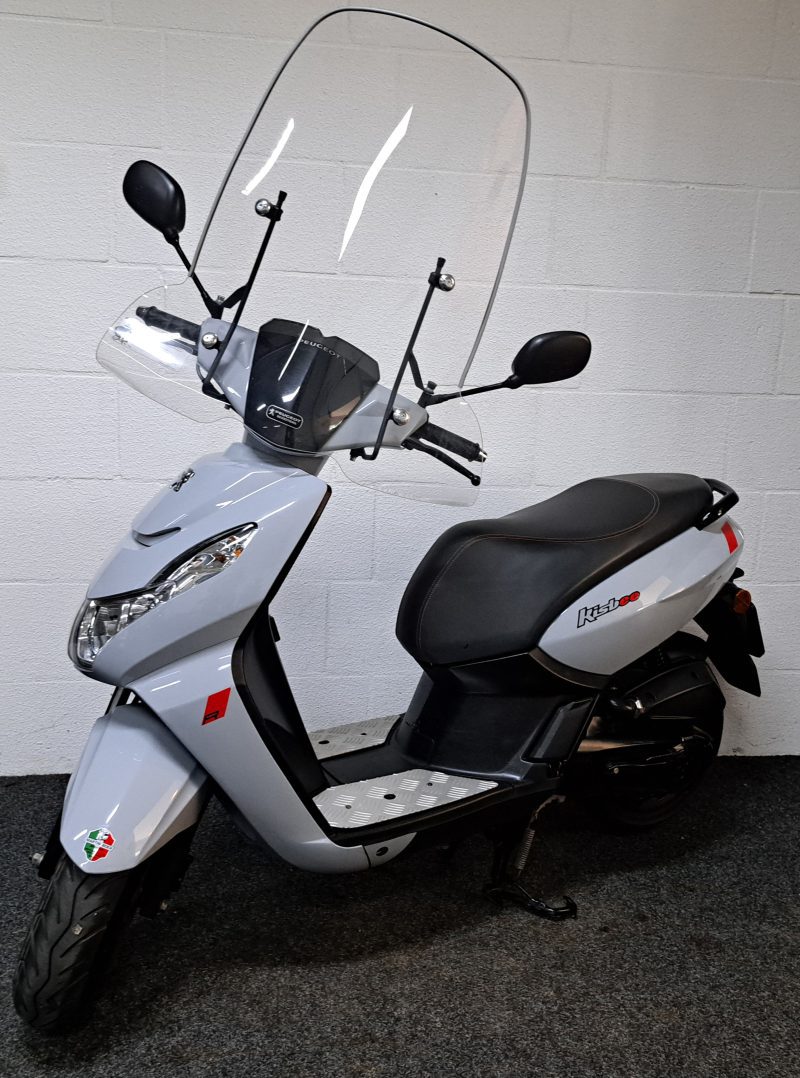 Peugeot Kisbee bromscooter in de kleur nardo grijs