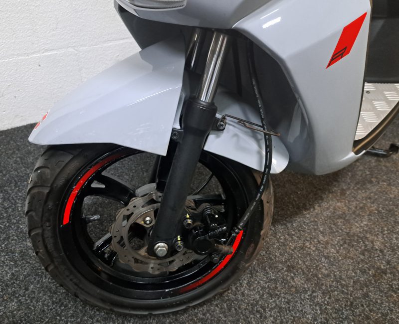 Peugeot Kisbee bromscooter in de kleur nardo grijs - Afbeelding 2
