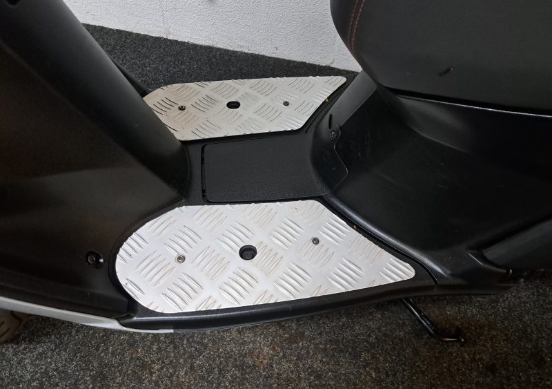 Peugeot Kisbee bromscooter in de kleur nardo grijs - Afbeelding 3