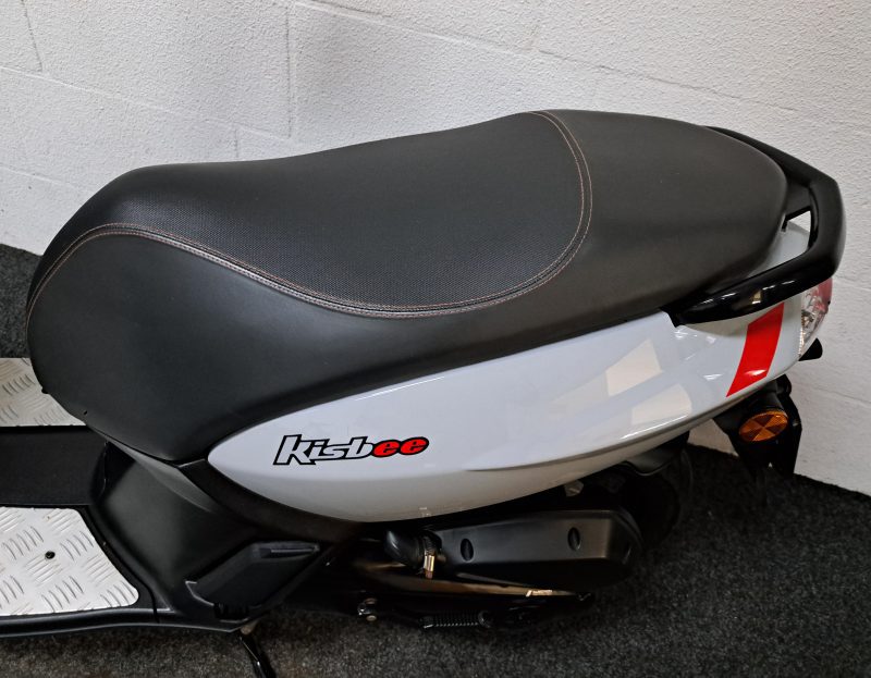 Peugeot Kisbee bromscooter in de kleur nardo grijs - Afbeelding 4