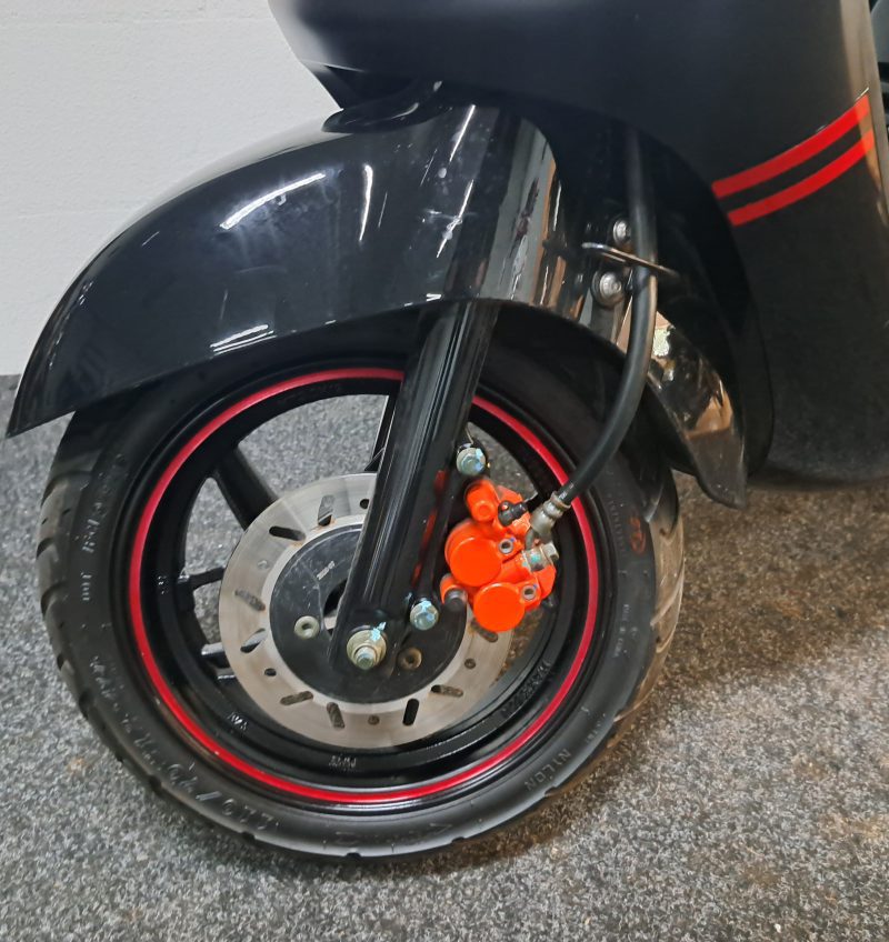 Mat zwarte Sym Fiddle bromscooter - Afbeelding 5