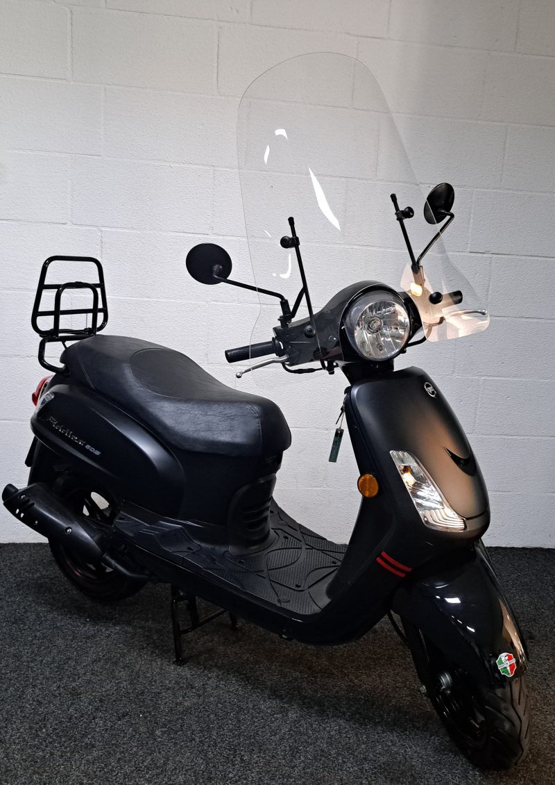 Mat zwarte Sym Fiddle bromscooter