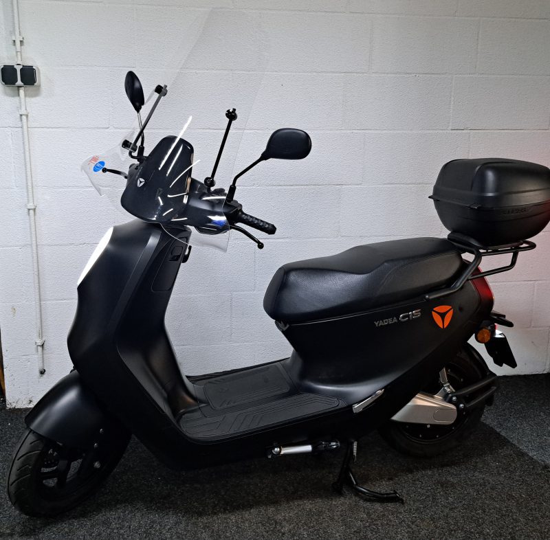 Yadea C1S mat zwarte elektrische bromscooter